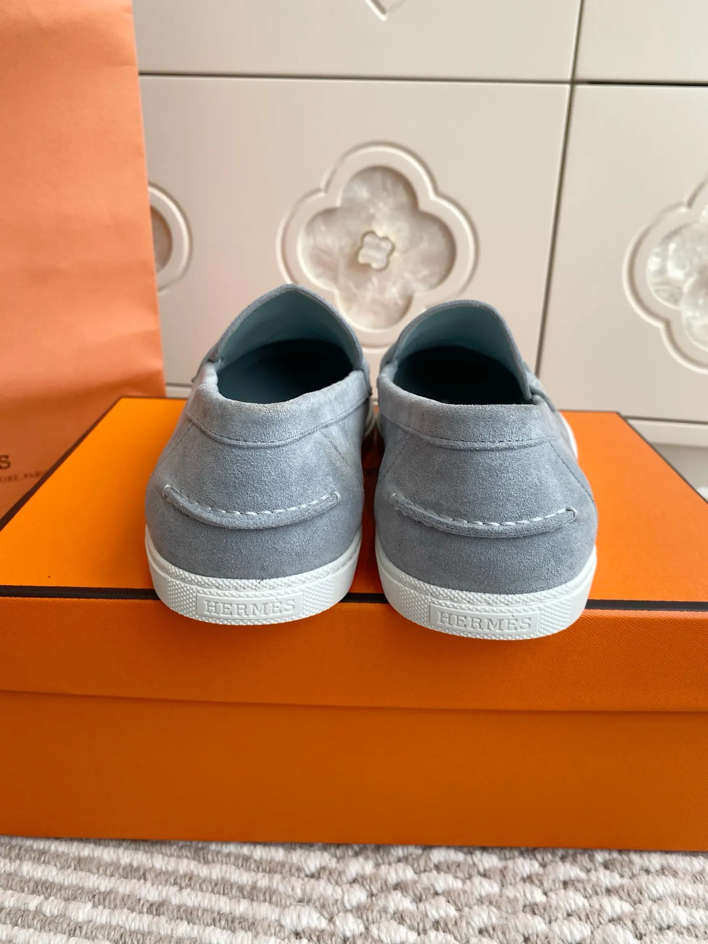 p560✨Hermes Couple Loafers｜Walking in the urban high-end, easily wearing Hermès temperament✨Who says luxury and comfort can’t have both?  This pair of H’s classic loafers really does it!  ▪️"Customized imported Yangjing fabric" is soft and delicate ▪️"Full sheepskin lining" + "soft-soled shoes" design. Your feet will be healed the moment you put them on~ It's like stepping on clouds☁️You won't feel tired after walking all day!  The iconic "H" buckle is low-key and luxurious. It is matched with a rubber outsole. It is lightweight and stylish. Whether you are commuting or shopping, you can easily achieve casual urban style🏙 Can be worn by couples. Full range of sizes, girls 35-41 | boys 39-45. Wear them together when going out. Sweet and high-end💑 Original mold opening. Details are in place. Those who understand will be attracted at a glance ️❤️ #Hermès loafers #coupleshoes #lightweight and versatile shoes